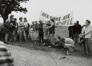 Offizieller Baubeginn für die Bundesautobahn 17 am 21.08.1998 am künftigen Autobahndreieck Dresden-West. Demonstranten kontra Autobahn mit Transparent "Auch ohne A 17 mobil" und Musikgruppe : Dresden. Offizieller Baubeginn für die Bundesautobahn 17 am 21.08.1998 am künftigen Autobahndreieck Dresden-West. Demonstranten kontra Autobahn mit Transparent "Auch ohne A 17 mobil" und Musikgruppe