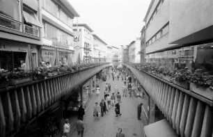 Stuttgart: Schulstraße, Blick zum Markplatz vom Übergang aus, Blumenkästen mit Geländer