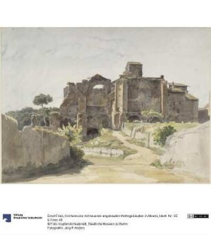 Kirchenruine mit neueren angebauten Wohngebäuden in Albano