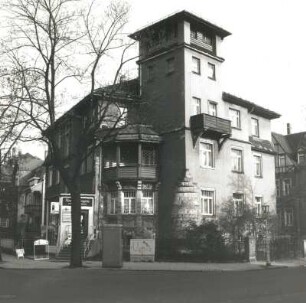 Dresden-Trachau, Kronenstraße 31. Wohnhaus mit Kronen-Drogerie. Eckansicht Wilder-Mann-Straße
