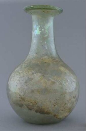 Kugelige Glasflasche mit Trichtermündung