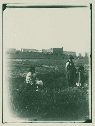 Sonntagnachmittag, Frauen mit Kindern auf der Wiese, Blick auf die Gemeindeschule, dahinter Knobelsdorffstraße / Ecke Danckelmannstraße