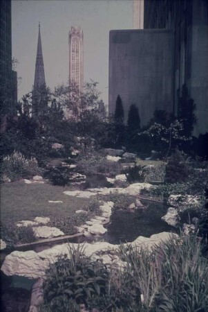 Reisefotos USA. New York, japanischer Garten mit Blick auf das Hochhaus 570 Lexington Avenue und den Turm einer Kirche