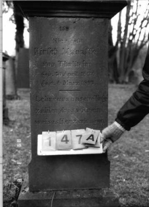 Grabstein 147 (Index: 100100262) Maße HxBxT: 159x60x34 cm Symbolik: Verzierungen: Grabstein 147A