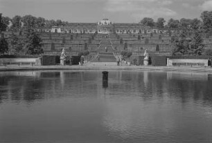 Potsdam. Blick über die Große Fontäne zum Schloss Sanssouci und Weinberg mit sechs Terrasssen