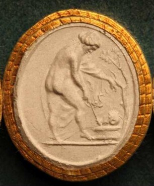 Eine Priesterin des Bacchus (Dionysos) opfert (Daktyliothek, Supplement)