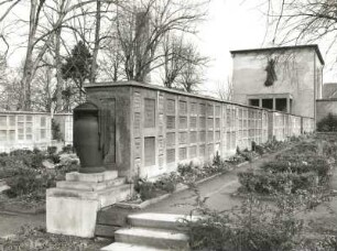 Meißen, Nossener Straße 38. Friedhof der Frauenkirche. Krematorium (1901/1915). Ansicht über die Urnenanlage