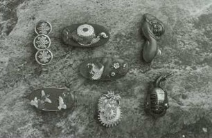 Menuki und Kashira : Menuki und Kashira. Eisen, Kupfer, Messing, Gold, Silber. Shakudo, z. T. Nanako-Oberfläche; 2,1 x 3,4 cm/1 x 1,7 cm. Museum für Völkerkunde zu Leipzig OAs 20690, OAs 20699, OAs 222, OAs 219, OAs 20750, OAs 20745, OAs 218
