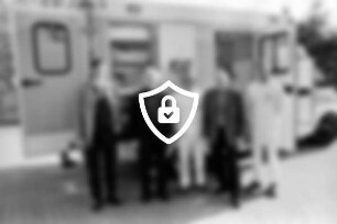 Rettungswache Reinbek: Hamburger Straße: Übergabe eines neuen Rettungswagens: Landrat [Name maskiert] und CDU-Kreistagsabgeordneter [Name maskiert] mit Leiter der Rettungsdienst-Stormarn GmbH [Name maskiert] und [Name maskiert] [Name maskiert] und René Mentzell vor Wagen: 24. [Name maskiert]