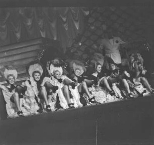 Auftritt einer Gruppe von Cancan-Tänzerinnen in einem Varieté