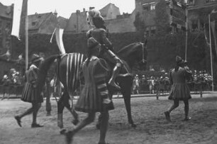 Turnierspiele 1936 : Dresden, Stallhof, Turnierspiele. Aufritt zum Turnier, Ritter im Harnisch mit Spießknecht mit Wappenstandarte
