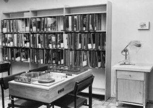 Dresden-Neustadt, Stauffenbergallee 9 (ehemalige Garnisonskirche). Sächsische Landesbibliothek, Außenstelle Phonothek, 1. Obergeschoß. Benutzungsbereich Tonträger mit Abhörtisch vor Schallplattenregalen