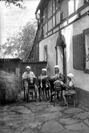 Klöppelmädchen im Hof vom Wahner-Albert : im Hintergrund der Giebel des Engel-Gasthofes