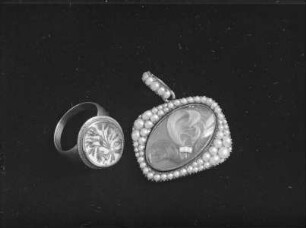 Ring mit Ovalmedallion