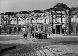 Dresden, Gemäldegalerie, Ansicht vom Theaterplatz aus