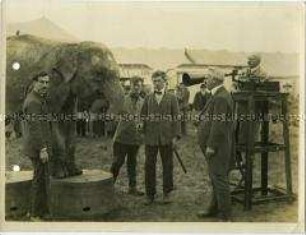 Wilhelm Doegen bei der Tonaufnahme indischer Elefanten im Zirkus Krone