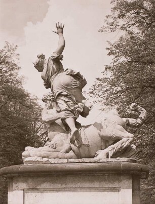 Eurytion raubt Hippodamia : Dresden, Großer Garten, Kentaur Eurytis vergreift sich an Hippodamia