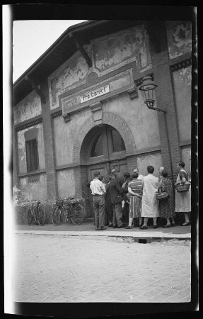 Wartende vor dem Fleischverkauf der Freibank in Leipzig