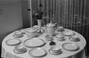 Präsentation von Porzellan, runder Tisch mit Kaffeeservice