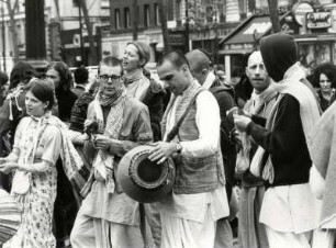 Eine Gruppe der Hare-Krischna-Sekte auf den Straßen von Paris