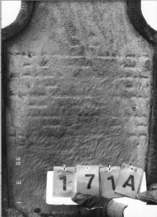 Grabstein 171 (Index: 100115099) Material: Sandstein Zustand: sehr stark verwittert bis auf wenige Buchstaben Maße HxBxT: 168x61x10 cm Beschreibung: Stele mit Hufeisenbogen und sehr langem Hals: Grabstein 171A