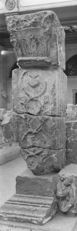 aquitanischer ornamentierter Pfeiler und gallo-römisches Kapitell