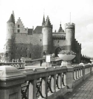Antwerpen. Burg Steen (Altertums- und Plantin-Moretus-Museum)