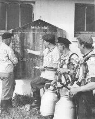 Bauern der LPG Bandelow (Kr. Strasburg) diskutieren über die Möglichkeiten der Leistungssteigerung bei der Milchproduktion