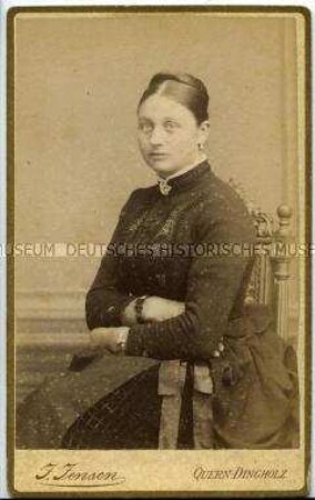 Sitzende junge Frau im dunklen Kleid, Carte de Visite