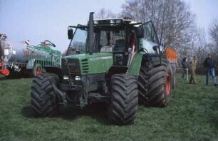 Fotografie: Gülleausbringung, Allradtraktor, Terrareifen