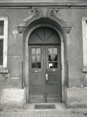 Dresden-Pieschen, Wurzener Straße 25/27. Doppelwohnhaus (um 1905). Portal (Nummer 25)