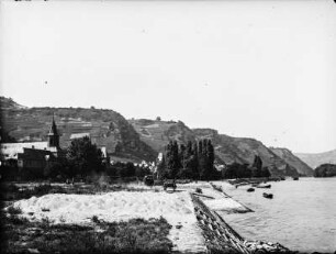 Rheinufer : Blick entlang des Rheinufers in Richtung des östlichen Bacharach