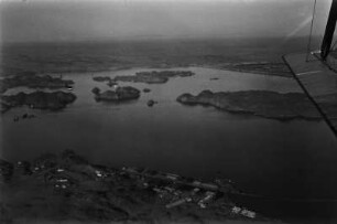 Assuan-Stausee : Blick auf den Assuan-Stausee. Mittedrin einige Inseln. Rechts im Bildhintergrund der Staudamm.