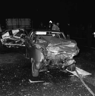 B 404: bei Wolkenwehe: Verkehrsunfall: Auffahrunfall und Zusammenstoß von drei Pkws: Unfallfahrzeug mit eingedrückter Front, Glassplitter, Wasserschlauch: hinten Unfallfahrzeug mit Aufschrift "Opel": hinten Feuerwehrleute der Freiwilligen Feuerwehr Bad Oldesloe, Helfer: im Dunkeln
