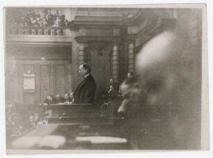 Graf Westarp spricht auf einer Reichstagssitzung in Berlin. aus der Serie "Wie der Reichstag arbeitet", Graf Westarp spricht