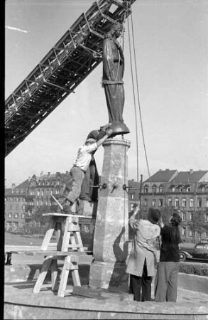 Freiburg i. Br.: Marienbrunnen vor der Herz-Jesu-Kirche, Bronzefigur wird auf Sockel gesetzt