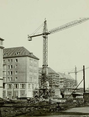 Baustelle Ernst-Thälmann-Straße : Dresden, Baustelle Ernst-Thälmann-Straße (Wilsdruffer Straße), östlich des Altmarktes mit Baukran