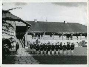 Schüler der NS-Ordensburg Sonthofen bei Übungen zum Morgenappell