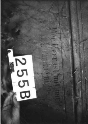 Grabstein 255 (Index: 100085153) Maße HxBxT: 202x60x38 cm Beschreibung: Stele, profiliert. Sockel, Aufsatz, Schrift eingetieft m. eingezog. Rundbogenabschl.: Grabstein 255B (Detailaufnahme 1)
