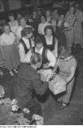 Volkskunst-Laden, Auftritt des Sächsischen Bergsteigerchor "Kurt Schlosser" Dresden, September-Dezember 1956