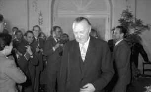 Baden-Baden: Kurhaus; am Tisch; Adenauer geht