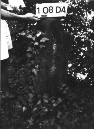 Grabstein 108 (Index: 100085525) Maße HxBxT: 270x58x58 cm Beschreibung: Obelisk, getreppter Sockel: Grabstein 108DA