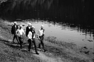 Fünf Burschen mit Strohhüten am Ufer des nonnenmattweihers bei Neuenweg