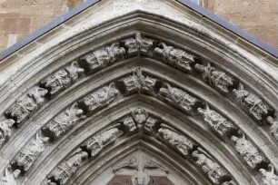 Südportal mit reichem Figurenprogramm — Engel, Apostel, Kirchenväter, Propheten und Sibyllen