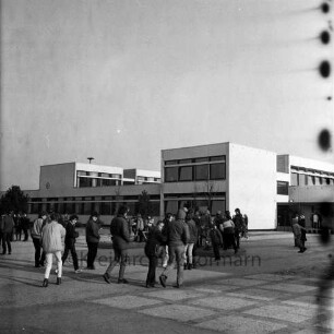 Joachim-Mähl-Schule: Schützenstraße: Außenaufnahme: davor Schüler auf Schulhof