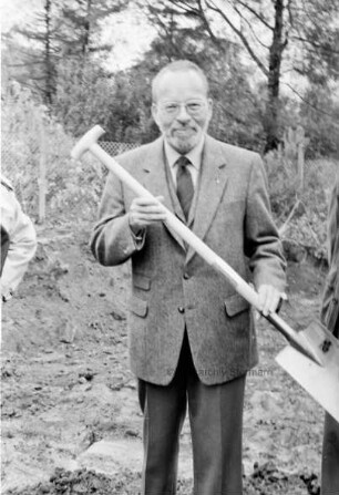 Blockheizkraftwerk: Bürgermeister Rudolf Dorsch mit Spaten auf dem Gelände des Klärwerks