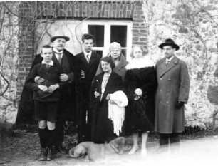 Dorpat. Gruppenbild mit der Bildhauerin Etha Richter zu Ostern