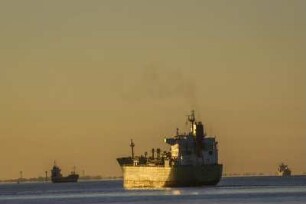 Hamburger Hafen, auslaufende Frachter auf dem Weg zur Nordsee. 01.2009