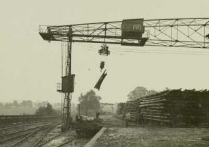 Vereins-Glück-Schacht : Oelsnitz. Vereins-Glück-Schacht (seit 1945 Albert-Funk-Schacht). Holzlagerplatz und Brückenkabelkran bei der Arbeit