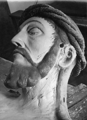 Kruzifix : Kruzifix. Holz, geschnitzt (um 1220) Kopf des Gekreuzigten. Biberbach. Pfarr- und Wallfahrtskirche Heiliges Kreuz